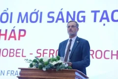 L’ambassadeur de France au Vietnam, Olivier Brochet, prend sa parole au forum. Photo: VNA