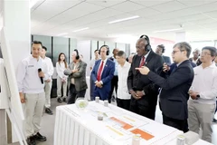 Le président de l’Assemblée nationale du Pouvoir populaire et du Conseil d’État de Cuba, Esteban Lazo Hernández visite Nestlé Bong Sen, dans le parc industriel de Thang Long II. Photo : VNA
