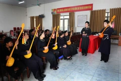 Les membres du club de chant et de dan tinh (instrument à cordes traditionnel) de Luc Ngan, commune de Luc Ngan, province de Bac Ninh, se réunissent tous les dimanches après-midi. Photo : VNA