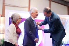 L’ambassadeur de France au Vietnam, Olivier Brochet, remet la distinction au professeur Trân Thanh Vân et à la professeure Lê Kim Ngoc, à Hanoi, le 4 octobre. Photo : VNA