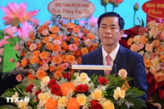 Nguyên Van Phuong, secrétaire du 17e Comité du Parti de la ville de Huê pour le mandat 2025-2030, prononce un discours de clôture du 17e Congrès du Parti de la ville de Huê. Photo : VNA