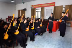 Les membres du club de chant et de dan tinh (instrument à cordes traditionnel) de Luc Ngan, commune de Luc Ngan, province de Bac Ninh, se réunissent tous les dimanches après-midi. Photo : VNA