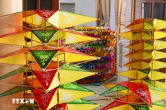 Fabrication et décoration des lanternes étoilées de toutes tailles. Photo: VNA