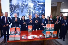 Le Premier ministre Pham Minh Chinh assiste à la présentation de la version arabe du livre «Diên Biên Phu» du général Vo Nguyên Giap. Photo : VNA
