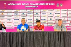Les entraîneurs des équipes vietnamienne et australienne lors d'une conférence de presse en Indonésie le 21 avril, avant la demi-finale du Championnat d’Asie du Sud-Est de football des moins de 17 ans. Photo : VFF