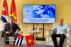 L’ambassadeur de Cuba au Vietnam, Rogelio Polanco Fuentes (à droite) et le Dr Santiago Dueñas Carrera, vice-président du groupe cubain BioCubaFarma, lors d’une conférence de presse à Hanoi, le 21 avril. Photo : VNA