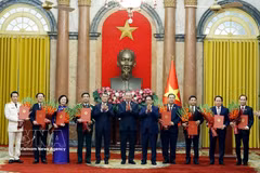 Le secrétaire général et président Tô Lâm remet les décisions de nomination à six vice-Premiers ministres, au ministre de la Sécurité publique et au ministre des Affaires étrangères. Le Premier ministre Lê Minh Hung et l'ancien Premier ministre Pham Minh Chinh leur offrent des fleurs de félicitations. Photo : VNA