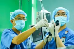 Le professeur associé Le Thuong Vu (à gauche) effectue une bronchoscopie avec échographie endobronchique (EBUS) à visée de biopsie. Photos: NDEL