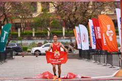 Trân Tu Pháp célèbre sa victoire au Hà Giang Discovery Marathon 2026, le 5 avril, dans la province de Tuyên Quang. Photos : Race Jungle