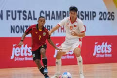 Nguyên Thinh Phát (à droite) en action lors du match opposant le Vietnam au Timor Leste, dans le groupe A du Championnat de futsal de l'ASEAN 2026, en Thaïlande, le le 7 avril. Photo : VFF