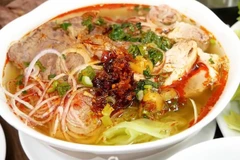 Le bun bo Huê, une combinaison harmonieuse du goût gras du bouillon, du fort arôme de citronnelle et du piquant du piment, créant un plat riche, épicée et profondément satisfaisante. Photo : Shopeefood