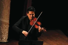 La soirée sera marquée par une performance exceptionnelle du violoniste Bui Công Duy, ici à Osaka, le 6 avril 2023. Photo : NHK
