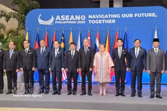 Les ministres des Affaires étrangères de l'ASEAN+3 posent pour une photo de groupe avant leur réunion, à Manille, aux Philippines, le 23 juillet. Photo : VNA