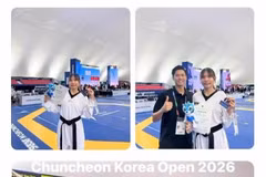 La combattante vietnamienne Bac Thi Khiêm célèbre sa victoire au Chuncheon Korea Open 2026, le 22 juillet. Photo : thethaovanhoa.vn