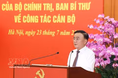 Le membre du Politburo et permanencier du Secrétariat du Comité central du Parti, Trân Câm Tu, préside la conférence d’annonce de cinq décisions du Politburo et du Secrétariat du Comité central du Parti concernant le travail du personnel. Photo : VNA