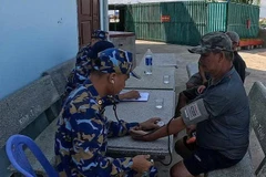 Les médecins militaires stationnés à Da Lat (récif de Ladd) examinent la santé des pêcheurs du bateau de pêche PY 92628TS sinistré. Photo : VNA