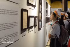 Une exposition consacrée au roi Hàm Nghi offre aux jeunes générations une meilleure compréhension de l’histoire et de la culture nationales, les sensibilisant ainsi davantage à la préservation et à la valorisation du patrimoine. Photo: VNA