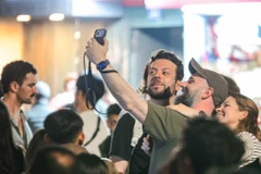 Des touristes étrangers immortalisent les premiers instants de 2026. Photo : VNA