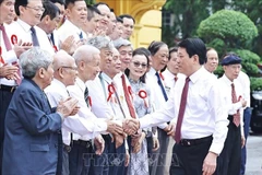 Le président Luong Cuong serre la main des journalistes chevronnés, à Hanoi, le 20 juin. Photo : VNA