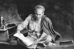 Le président Hô Chi Minh lit son journal dans la base de résistance du Viêt Bac en 1951. Photo d’archive : VNA