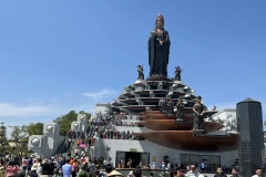 Le mont Bà Den à Tây Ninh est l’une des destinations touristiques les plus populaires du pays, attirant un grand nombre de visiteurs venus de tout le Vietnam. Photo : VNA