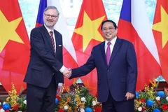 Le Premier ministre vietnamien Pham Chinh préside la cérémonie d’accueil pour le Premier ministre tchèque Petr Fiala lors de sa visite officielle au Vietnam, le 21 avril 2023. Photo: VNA