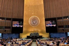 L’ambassadeur Dang Hoàng Giang, représentant permanent du Vietnam auprès de l’ONU s’exprime lors de la séance plénière de la 79e session de l’Assemblée générale de l’ONU, à New York, le 16 janvier. Photo : VNA