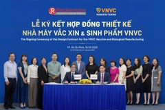 La Vietnam National Vaccine Company (VNVC) signe un contrat avec le groupe allemand Rieckermann pour la conception d'une usine de fabrication de vaccins et de produits biologiques à bilan carbone nul, à Hô Chi Minh-Ville, le 15 janvier 2025. Photo : VGP