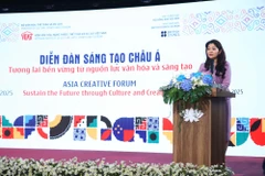 La directrice du Département de la coopération internationale du ministère de la Culture, des Sports et du Tourisme, Nguyên Phuong Hoa s’exprime lors du Forum asiatique de la créativité 2025. Photo : VNA