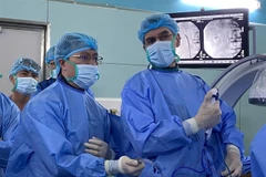 Le professeur Olivier Traxer (à droite), président de la section d’endourologie de l’EAU, et des médecins de l’Hôpital Binh Dân réalisent une intervention chirurgicale intrarénale rétrograde en direct à l’aide du système d’urétéroscope numérique LithoVue lors de cet atelier. Photo : gracieuseté de l’hôpital