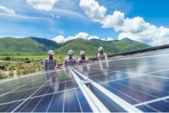 Installation de panneaux solaires dans le cadre d’un projet dans la province de Khanh Hoa. Photo : VNA