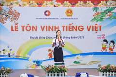 Vila Xaynhavong, élève de la classe 8A de l'école bilingue lao-vietnamienne Nguyen Du, participe à un concours sur le thème «Les tunnels de Vinh Môc – Quang Tri, où la vie est immortelle». Photo : VNA
