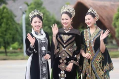 Les trois premières gagnantes de Miss Mer et Îles Vietnam 2025 assistent au lancement du concours Miss Tourisme Ethnique Vietnam 2025. Photo : VNA