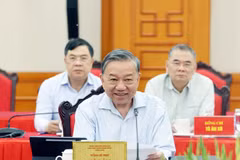 Le secrétaire général du Parti communiste du Vietnam, Tô Lâm lors de la séance de travail avec Comité permanent du Comité du Parti de la Sécurité publique. Photo: VNA