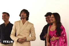 L'acteur Shantanu Maheshwari (deuxième à partir de la gauche), qui joue le rôle principal dans "Love in Vietnam", s'exprime lors de l'avant-première du film à New Delhi. Photo : VNA