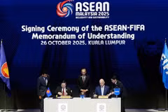 Le président de la FIFA, Gianni Infantino (deuxième à droite), et le secrétaire général de l’ASEAN, Kao Kim Hourn (deuxième à gauche), signent le protocole d’accord ASEAN-FIFA, confirmant ainsi la création d’un nouveau tournoi : la Coupe de l’ASEAN de la FIFA. Photo : FIFA
