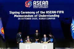 Le président de la FIFA, Gianni Infantino (deuxième à droite), et le secrétaire général de l’ASEAN, Kao Kim Hourn (deuxième à gauche), signent le protocole d’accord ASEAN-FIFA, confirmant ainsi la création d’un nouveau tournoi : la Coupe de l’ASEAN de la FIFA. Photo : FIFA