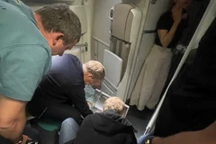 Une équipe de médecins, dont le ministre russe de la Santé, prodigue des soins médicaux au passager du vol VN62. Photo : Vietnam Airlines