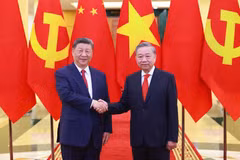 Le secrétaire général du Comité central du Parti communiste du Vietnam (PCV), Tô Lâm (à droite) et le secrétaire général du Comité central du Parti communiste chinois (PCC) et président chinois, Xi Jinping, à Hanoi, le 14 avril. Photo: VNA