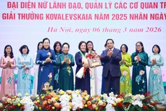 Le Premier ministre Pham Minh Chinh remet le remis le prix Kovalevskaïa 2025 à la professeure-Docteure Trân Thi Viêt Nga, directrice de l’Institut de haute technologie Vietnam-Japon et professeure à l’Université de construction de Hanoi. Photo: VNA