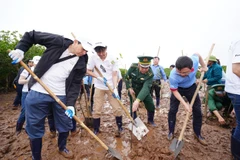 Des représentants de Panasonic ont planté des arbres en compagnie de représentants du journal Agriculture et Environnement et des autorités locales. Photo: Panasonic Vietnam