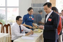 Des soldats et des civils sur l'île de Bach Long Vi participent au vote anticipé. Photo : VNA