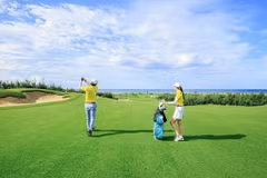 À Khanh Hoà, les amoureux de la petite balle blanche peuvent facilement combiner visite et plaisirs du swing. Ici à KN Golf Links Cam Ranh. Photo : BKH