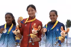 Hà Thi Thuy Hang (centre) remporte la première médaille d'or pour le Vietnam aux 6èmes Jeux asiatiques de plage en Chine. Photo : organisateurs