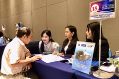 Des entreprises thaïlandaises et vietnamiennes ont établi des liens commerciaux directs lors de l'événement de réseautage commercial des produits industriels Vietnam-Thaïlande, le 13 février 2025. Photo : VNA