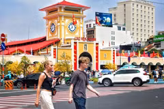 Deux touristes étrangers sous un soleil ardent à Hô Chi Minh-Ville. Photo: nld.com.vn