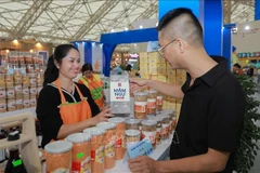 Les produits OCOP de la coopérative Viêt Hung, dans la province de Quang Ninh, attirent de nombreux touristes. Source : VNA