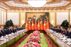Entretien entre le secrétaire général du Comité central du Parti communiste du Vietnam (PCV) et président vietnamien Tô Lâm et le secrétaire général du Comité central du Parti communiste chinois (PCC) et président chinois Xi Jinping, à Pékin, le 15 avril. Photo : VNA 