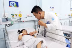 Un médecin de l'Hôpital pour enfants n°1 de Hô Chi Minh-Ville examine un enfant atteint du syndrome pieds-mains-bouche. Photo : VNA