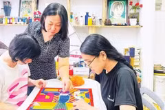 L’atelier de broderie Len Art de l’artiste Nguyen Thi Hong Van (au centre de la photo) aide les personnes handicapées à s’intégrer en toute confiance dans la communauté.